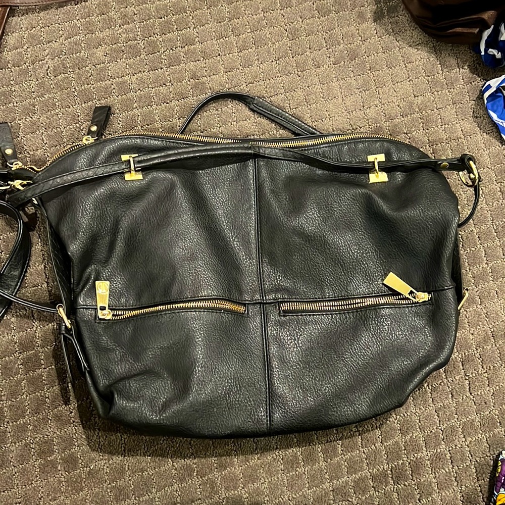 Large Steve Madden bag. Crossbody. Perfect for everyday wear.